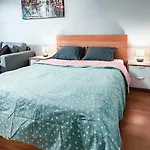 Spacious And Comfy Apartment, 15 Mins From Airport, 17 Minutes To Center *